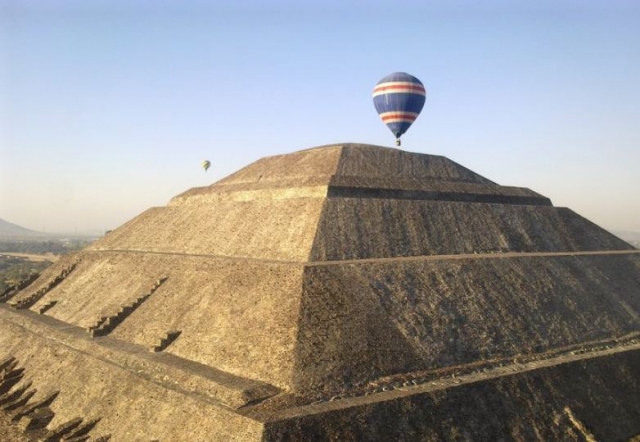  Balloon flight over a pyramid